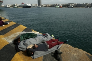 Refugiados dormem no porto grego de Pireu