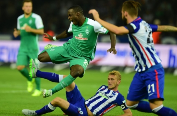 Hertha's Fabian Lustenberger fouls Bremen's Nigerian forward Anthony Ujah (L) during the German first division Bundesliga football match Hertha BSC Berlin vs SV Werder Bremen in Berlin, on August 21, 2015. AFP PHOTO / JOHN MACDOUGALL RESTRICTIONS: DURING MATCH TIME: DFL RULES TO LIMIT THE ONLINE USAGE TO 15 PICTURES PER MATCH AND FORBID IMAGE SEQUENCES TO SIMULATE VIDEO. == RESTRICTED TO EDITORIAL USE == FOR FURTHER QUERIES PLEASE CONTACT DFL DIRECTLY AT + 49 69 650050.