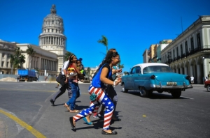 (Arquivo) Mulher caminha em Havana vestindo uma cal&ccedil;a com as cores da bandeira americana