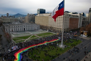 (Arquivo) A bandeira do movimento LGBT &eacute; vista durante manifesta&ccedil;&atilde;o, em Santiago, no dia 22 de junho de 2013