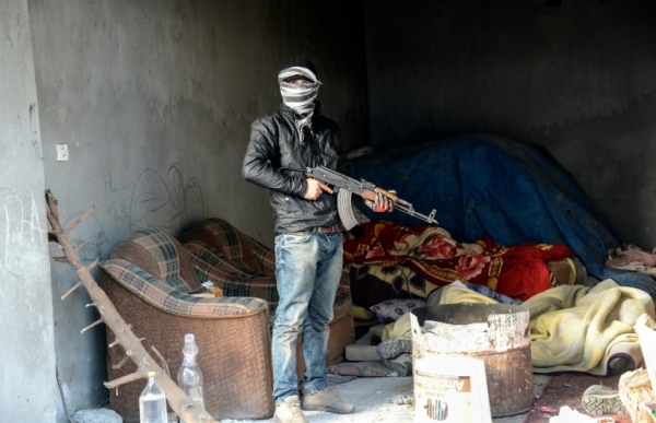 (Arquivo) Um membro do Partido dos Trabalhadores do Curdist&atilde;o (PKK) &eacute; visto na cidade de Cizre, na Turquia, no dia 28 de dezembro de 2014