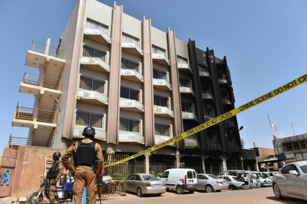 Tropas de Burkina Faso patrulham as redondezas do hotel Splendid ap&oacute;s ataque jihadista, em Ouagadougou, no dia 18 de janeiro de 2016