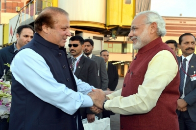 O primeiro-ministro indiano Narendra Modi (D) cumprimenta o premier paquistan&ecirc;s Nawaz Sharif em Lahore