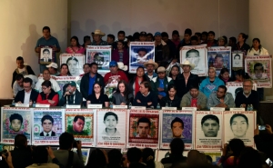 Familiares dos 43 estudades desparecidos de Ayotzinapa, na Cidade do M&eacute;xico, no dia 9 de fevereiro de 2016