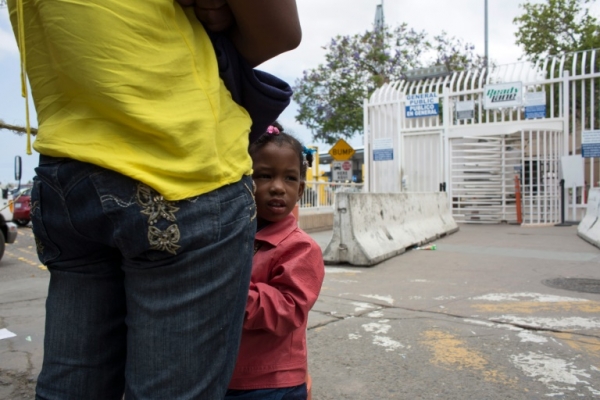 (26 mai) Fam&iacute;lia aguarda asilo na cidade mexicana de Tijuana