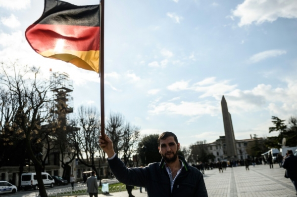 (Arquivo) Homem agita a bandeira da Alemanha em frente a um memorial em homenagem &agrave;s v&iacute;timas do ataque em janeiro na &aacute;rea tur&iacute;stica de Sultanahmet, em Istambul