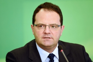 O novo ministro da Fazenda do Brasil, Nelson Barbosa, participa de coletiva de imprensa, em Bras&iacute;lia, no dia 18 de dezembro de 2015