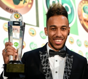 O gabon&ecirc;s Pierre-Emerick Aubameyang posa com o trof&eacute;u de Melhor Jogador Africano de 2015 em Abuja, Nig&eacute;ria, no dia 7 de janeiro de 2016