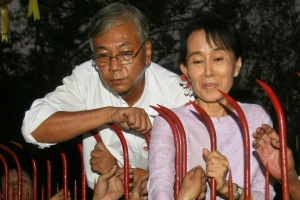 (2010) Htin Kyaw e Aung Suu Kyi, na resid&ecirc;ncia desta &uacute;ltima