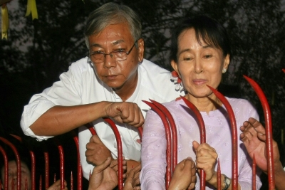 (2010) Htin Kyaw e Aung Suu Kyi, na resid&ecirc;ncia desta &uacute;ltima