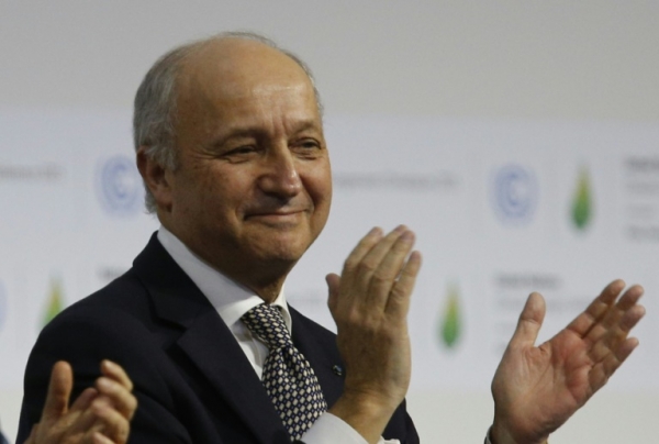 Laurent Fabius comemora ado&ccedil;&atilde;o do acordo clim&aacute;tico de Paris