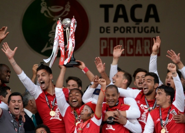 Jogadores do Braga levantam o trof&eacute;u da Ta&ccedil;a de Portugal, em 22 de maio, em Oeiras, perto de Lisboa