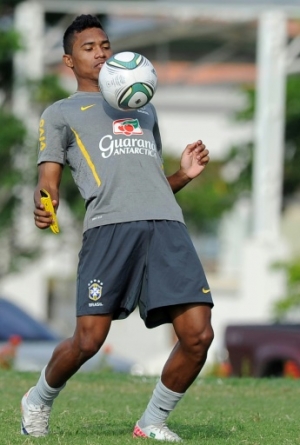 (FILE) Brazilian U-20 national football player Alex Sandro takes part in a training session in Barranquilla, Colombia, on July 31, 2011. Alex Sandro would leave the team after being injured during the match against Austria on the eve, a spokeperson for the team announced on August 2, 2011. AFP PHOTO/Vanderlei ALMEIDA