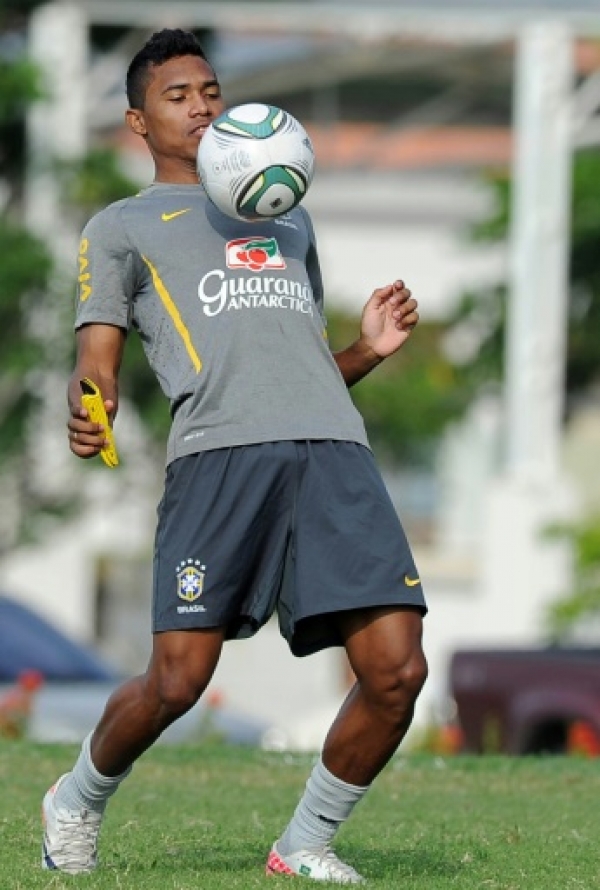 (FILE) Brazilian U-20 national football player Alex Sandro takes part in a training session in Barranquilla, Colombia, on July 31, 2011. Alex Sandro would leave the team after being injured during the match against Austria on the eve, a spokeperson for the team announced on August 2, 2011. AFP PHOTO/Vanderlei ALMEIDA
