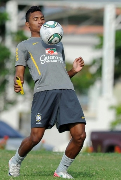 (FILE) Brazilian U-20 national football player Alex Sandro takes part in a training session in Barranquilla, Colombia, on July 31, 2011. Alex Sandro would leave the team after being injured during the match against Austria on the eve, a spokeperson for the team announced on August 2, 2011. AFP PHOTO/Vanderlei ALMEIDA