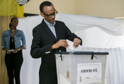 O presidente de Ruanda, Paul Kagame, vota em Kigali no referendo de reforma constitucional