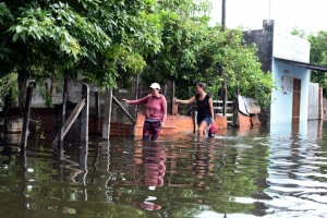 Rua alagada em Assun&ccedil;&atilde;o, no dia 16 de dezembro de 2015