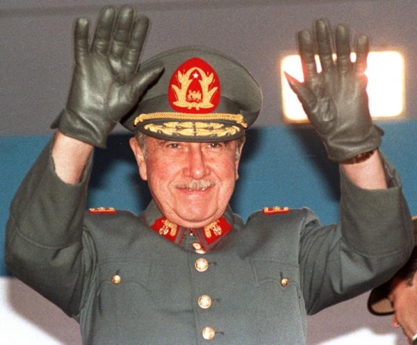 (Arquivo) O general Augusto Pinochet, em Antofagasta, Chile, no dia 21 de outubro de 1986