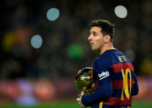 O atacante argentino do Barcelona Lionel Messi, substitu&iacute;do por precau&ccedil;&atilde;o na goleada de 6 a 0 sobre o Athletic Bilbao, no domingo, n&atilde;o foi v&iacute;tima de uma les&atilde;o muscular, mas sofre de um ligeiro inc&ocirc;modo na perna, anunciou o clube nesta segunda-feira.