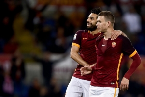 O b&oacute;snio Edin Dzeko (D) comemora com o colega da Roma, o eg&iacute;pcio Mohamed Salah, durante partida contra o Palermo, pelo campeonato italiano