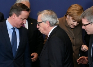 O primeiro-ministro brit&acirc;nico David Cameron (E) e o presidente da Comiss&atilde;o Europeia, Jean-Claude Juncker (C), durante reuni&atilde;o em Bruxelas em 18 de fevereiro