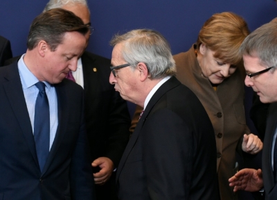 O primeiro-ministro brit&acirc;nico David Cameron (E) e o presidente da Comiss&atilde;o Europeia, Jean-Claude Juncker (C), durante reuni&atilde;o em Bruxelas em 18 de fevereiro