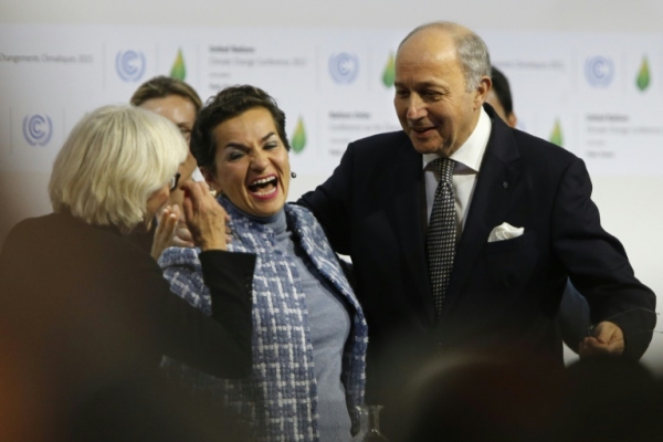 Laurence Tubiana, Christiana Figueres e Laurent Fabius comemoram a ado&ccedil;&atilde;o do hist&oacute;rico acordo do clima