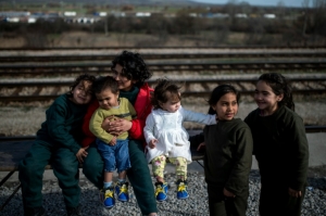 (21 fev) Migrantes do Afeganist&atilde;o aguardam na Maced&ocirc;nia para cruzar a fronteira com a S&eacute;rvia