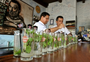 (Arquivo) Barmen preparam drinques com rum em Havana