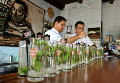 (Arquivo) Barmen preparam drinques com rum em Havana