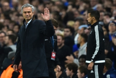 Chelsea's Portuguese manager Jose Mourinho (L) waves to fans during a UEFA Chamions league group stage football match between Chelsea and Dynamo Kiev at Stamford Bridge stadium in west London on November 4, 2015. AFP PHOTO / BEN STANSALL