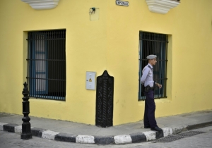 Um policial &eacute; visto em Havana, no dia 19 de mar&ccedil;o de 2016