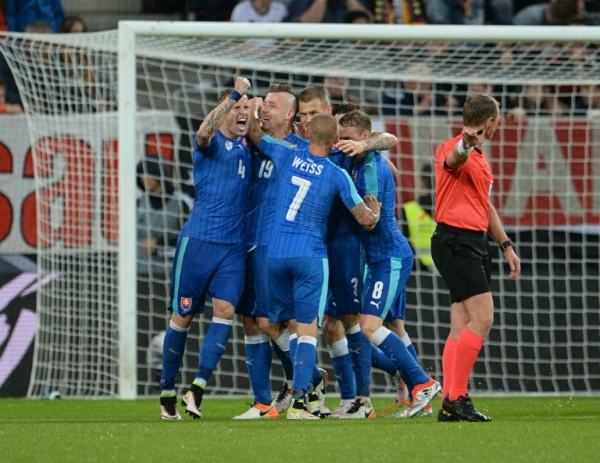 Jogadores da Eslov&aacute;quia comemoram um dos gols da vit&oacute;ria sobre a Alemanha, em 29 de maio, em Augsburg