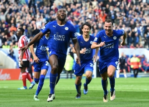 Wes Morgan (E) comemora o gol que marcou contra o Southampton, em 3 de abril, em Leicester