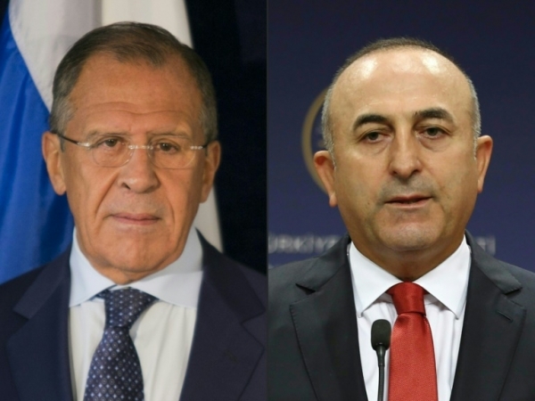 O ministro turco das Rela&ccedil;&otilde;es Exteriores, Mevlut Cavusoglu (D), e o ministro russo das Rela&ccedil;&otilde;es Exteriores, Serguei Lavrov Lavrov said on December 2, 2015 he was willing to meet his Turkish counterpart this week for the two countries' first high-level face-to-face talks since Ankara shot down one of Moscow's warplanes.