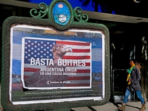 (2014) Cartaz em Buenos Aires contra os fundos abutres