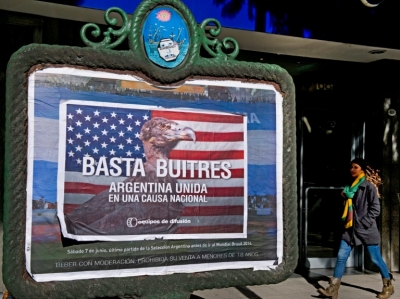 (2014) Cartaz em Buenos Aires contra os fundos abutres