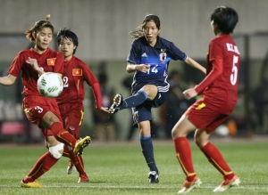 (Arquivo) A meia japonesa Emi Nakajima enfrenta jogadoras do Vietn&atilde;