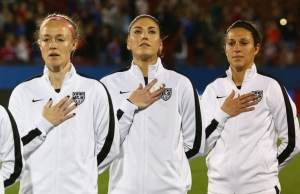 (FILES) This file photo taken on February 09, 2016 shows (Arquivo) As jogadoraas Becky Sauerbrunn (E), Hope Solo (C) e Carli Lloyd (D), em Frisco, Texas, no dia 9 de fevereiro de 2016