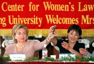 (1998) Hillary Clinton (e) e Guo Jianmei participam de um evento em Pequim