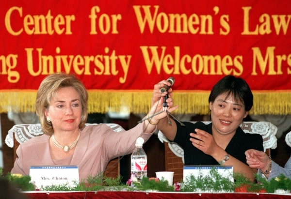 (1998) Hillary Clinton (e) e Guo Jianmei participam de um evento em Pequim