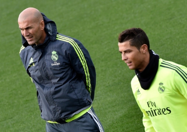 Zinedine Zidane (E) ao lado de Cristiano Ronaldo (D) durante um treino, em 6 de fevereiro, em Madri