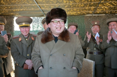 O l&iacute;der norte-coreano Kim Jong-Un (C) durante inspe&ccedil;&atilde;o em &aacute;rea militar n&atilde;o revelada do pa&iacute;s