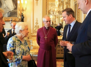 A rainha recebe Cameron no Pal&aacute;cio de Buckingham