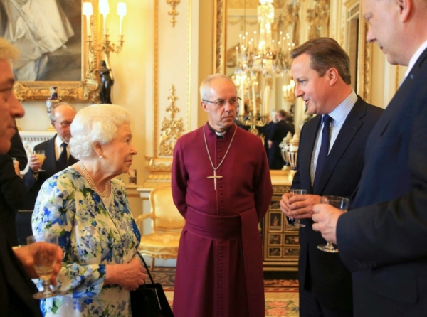 A rainha recebe Cameron no Pal&aacute;cio de Buckingham