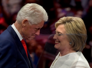 (7 jun) Hillary comemora com o marido, o ex-presidente Bill Clinton, em Nova York