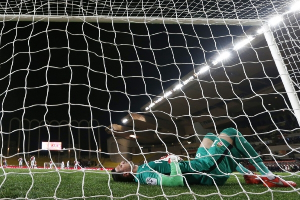 O goleiro do Monaco, Danijel Subasic, permanece deitado depois de receber um gol do Bordeaux durante partida no dia 1&ordm; de abril de 2016