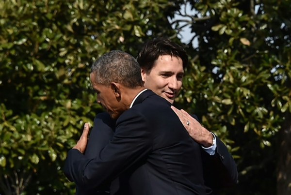 Barack Obama recebeu nesta quinta-feira com pompa na Casa Branca o novo primeiro-ministro do Canad&aacute;, Justin Trudeau, que iniciou uma visita oficial aos Estados Unidos para renovar o v&iacute;nculo entre os dois pa&iacute;ses