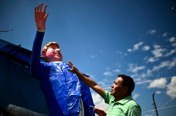 Artes&atilde;o mexicano Felipe Linares &eacute; visto ao lado de boneco gigante de Donald Trump, em 24 de mar&ccedil;o de 2016