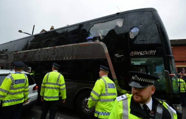 O &ocirc;nibus do Manchester United &eacute; escoltado ap&oacute;s o ataque